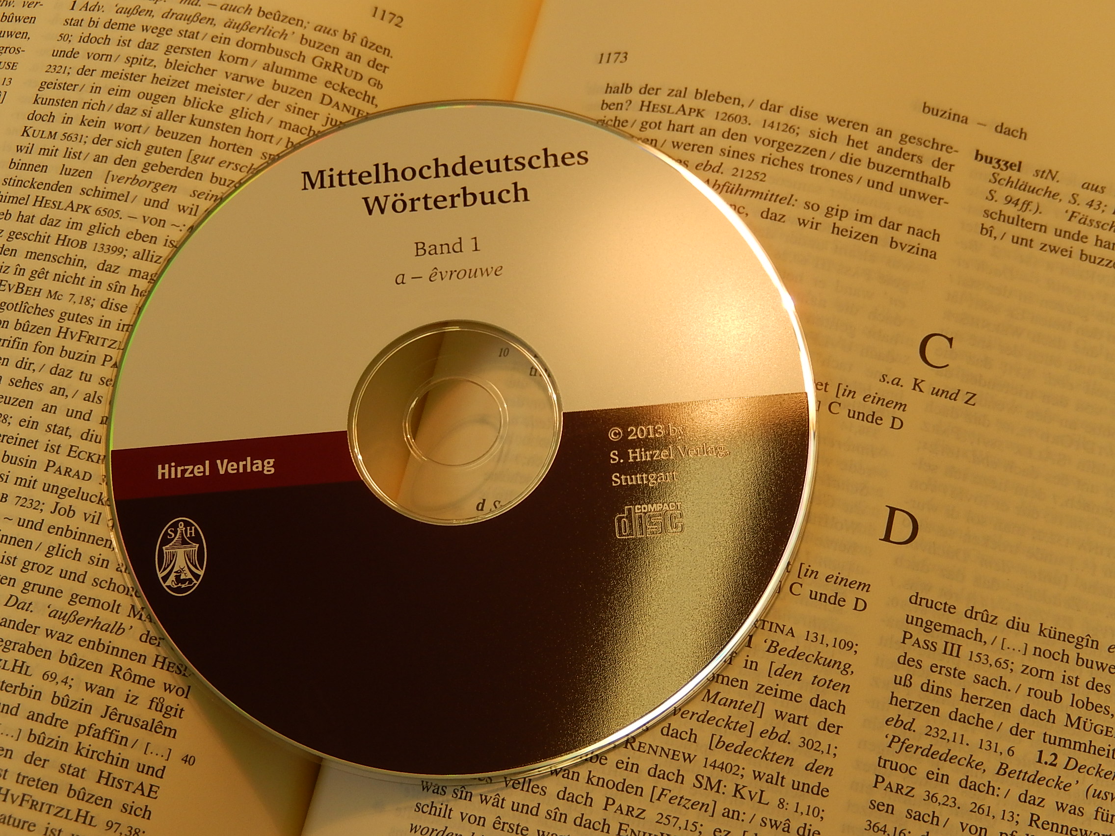 Foto der CD im aufgeschlagenen Wörterbuch